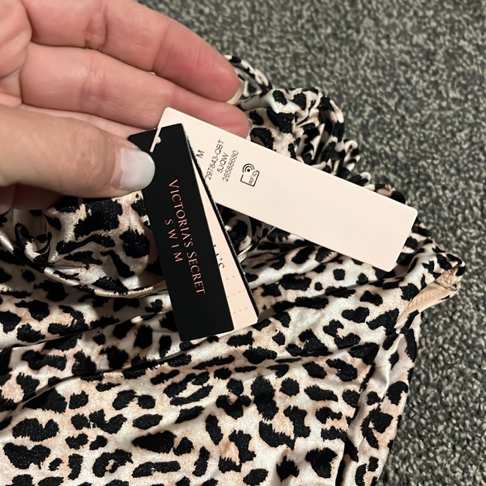 Victoria’s Secret One Piece Swimsuit (M) FINAL SALE - Picture 2 of 3